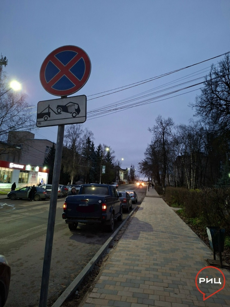 В Боровске запретили парковку и остановку транспорта на четной стороне улицы Ленина