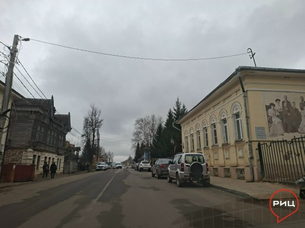 В Боровске запретили парковку и остановку транспорта на четной стороне улицы Ленина