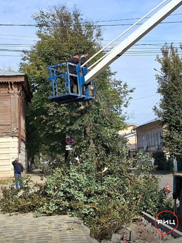 В Боровске запретили парковку и остановку транспорта на четной стороне улицы Ленина