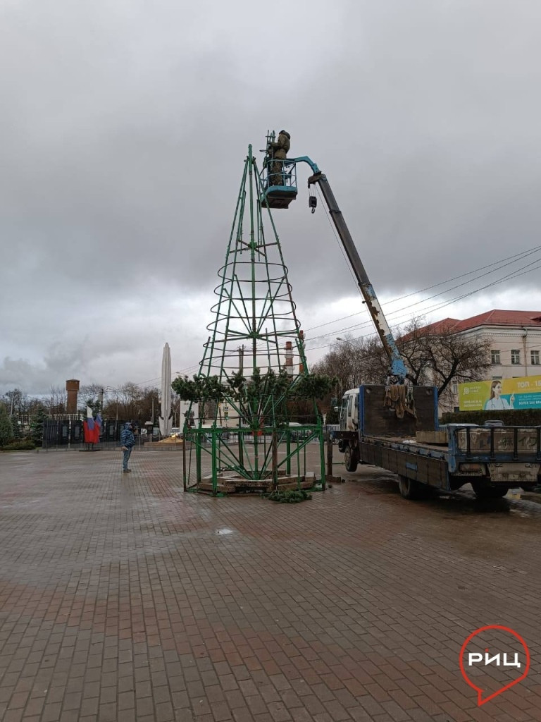 В Балабанове начали устанавливать новогодние елки