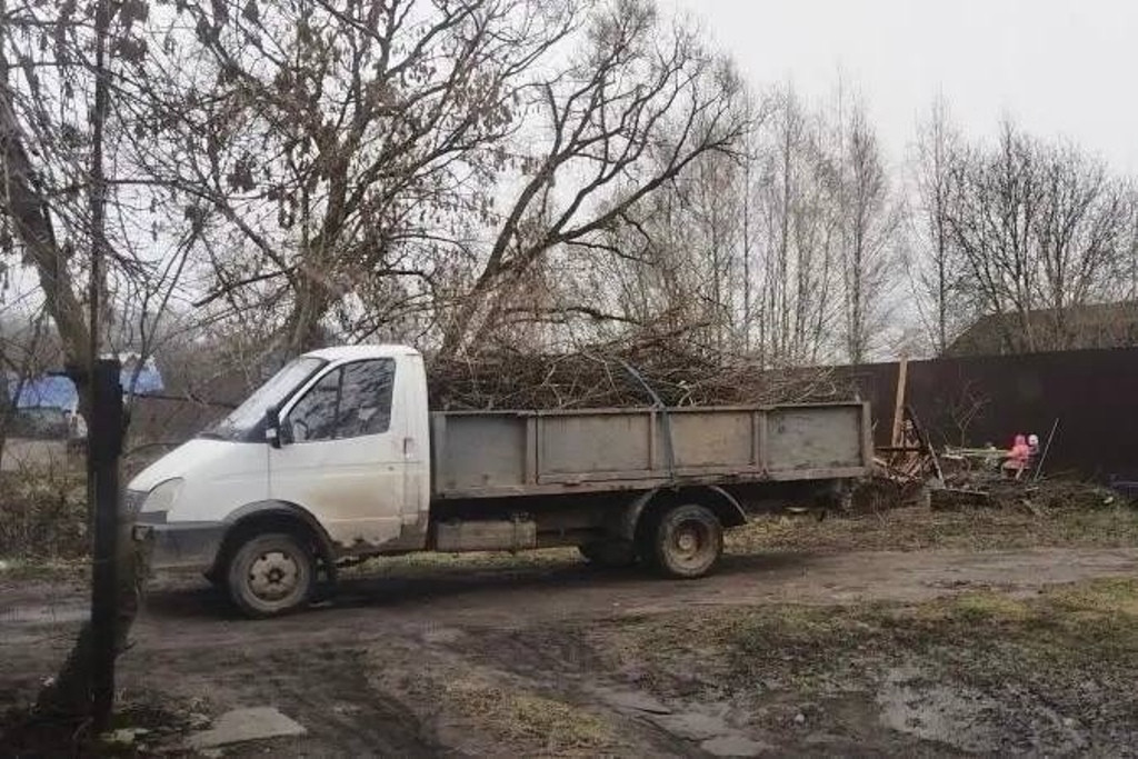 В Боровске на Прудной оперативно убрали спиленные ветви, которые оставили на детской площадке