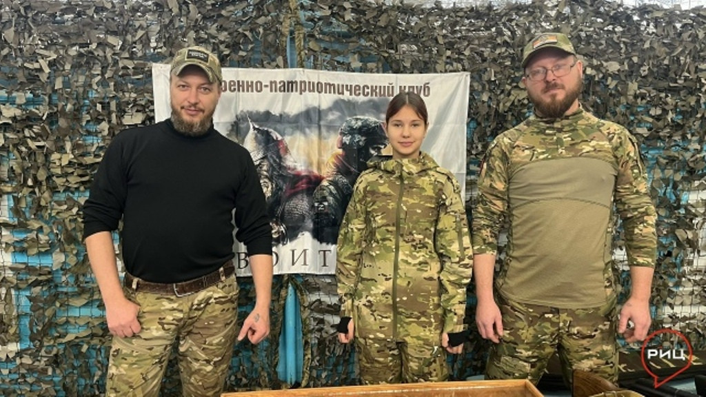 Сегодня в ермолинской школе проходит выставка макетов оружия, организованная военно-патриотическим клубом «Воитель»