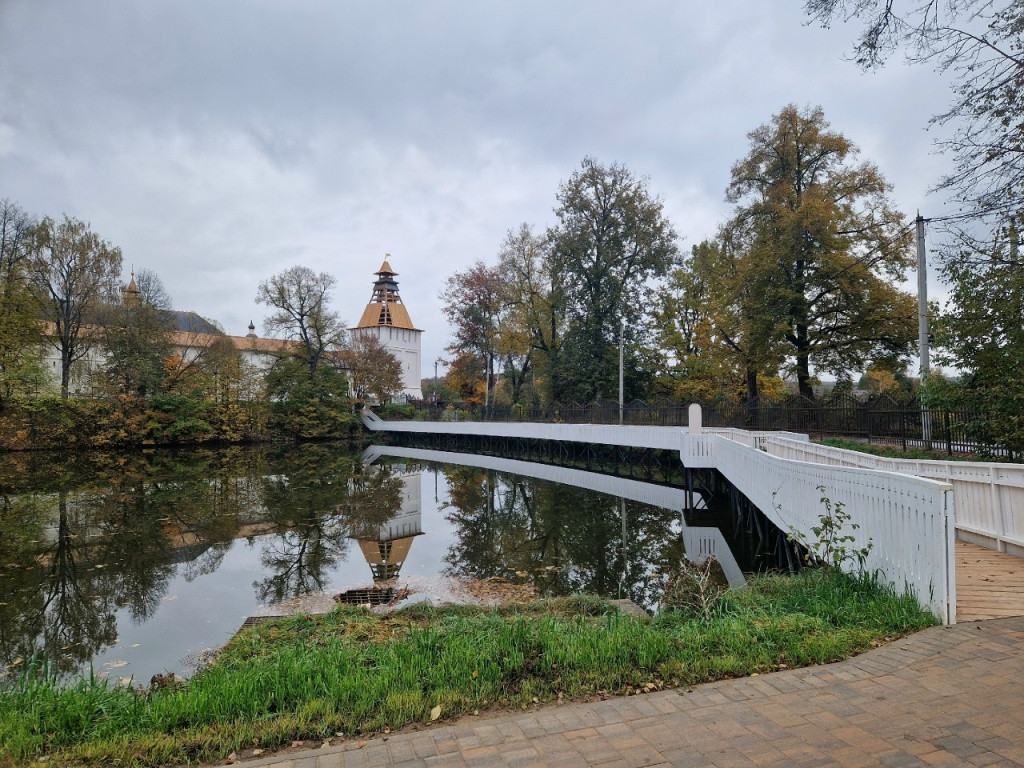 Фонари в этом году, мост – в перспективе