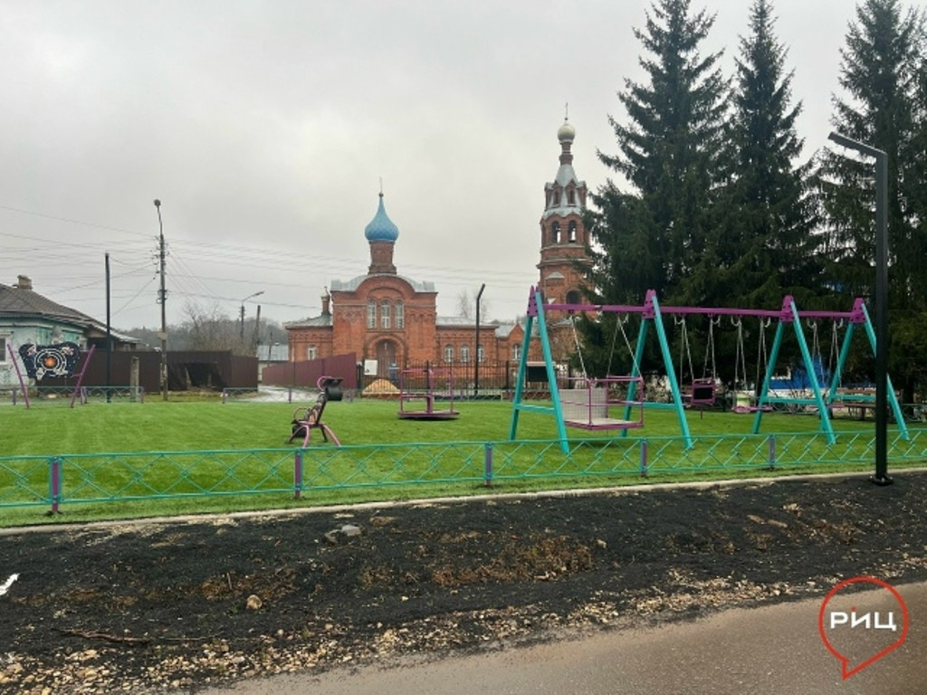На строящейся боровской «Научной площадке Циолковского» появились качели для детей с ограниченными возможностями здоровья