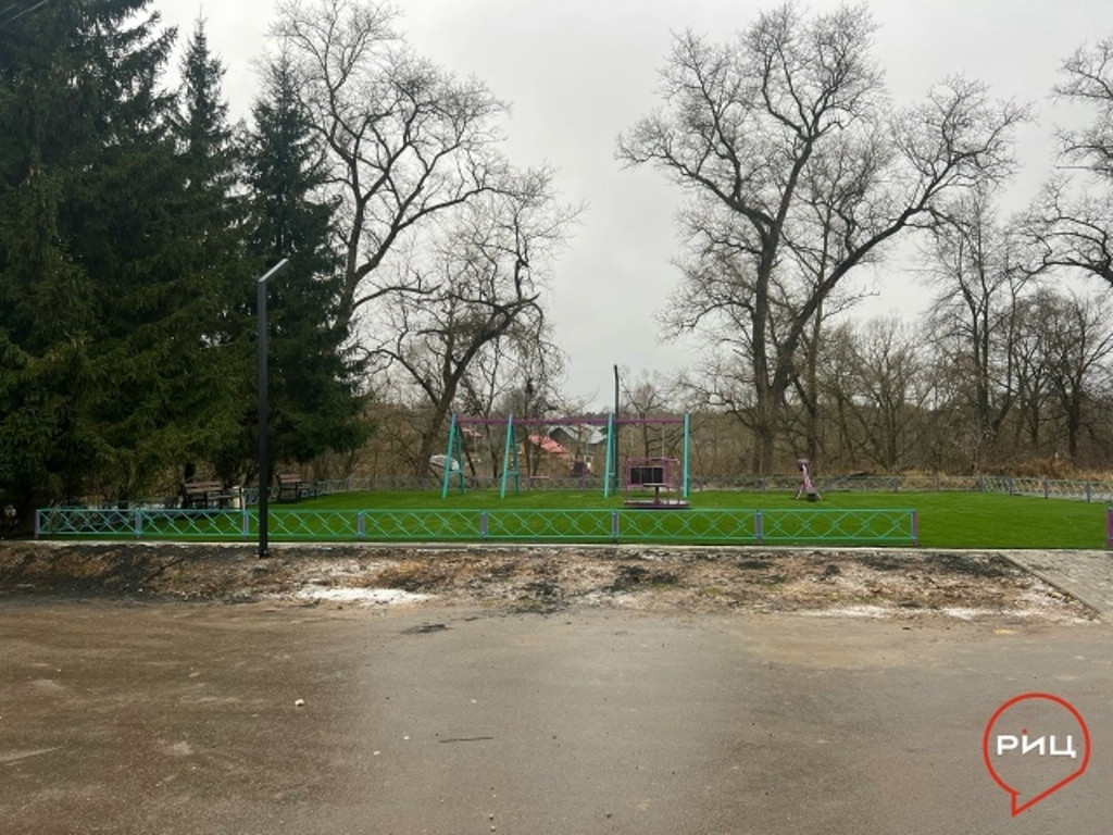 На строящейся боровской «Научной площадке Циолковского» появились качели для детей с ограниченными возможностями здоровья