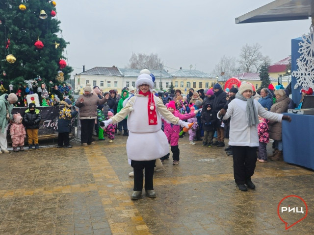 На центральной площади Боровска состоялось торжественное открытие городской новогодней ели