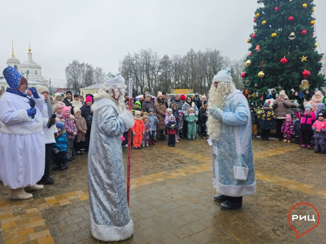 На центральной площади Боровска состоялось торжественное открытие городской новогодней ели