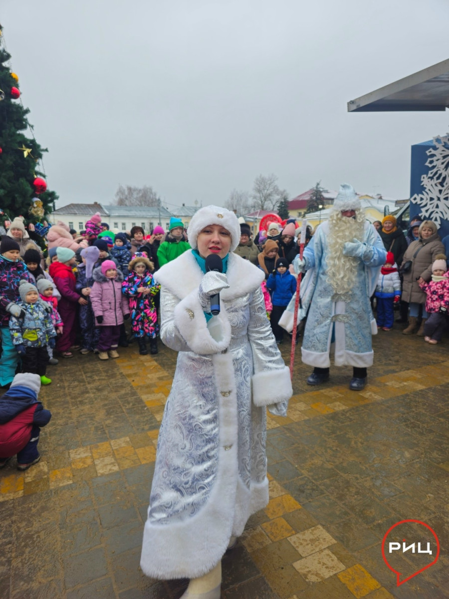На центральной площади Боровска состоялось торжественное открытие городской новогодней ели