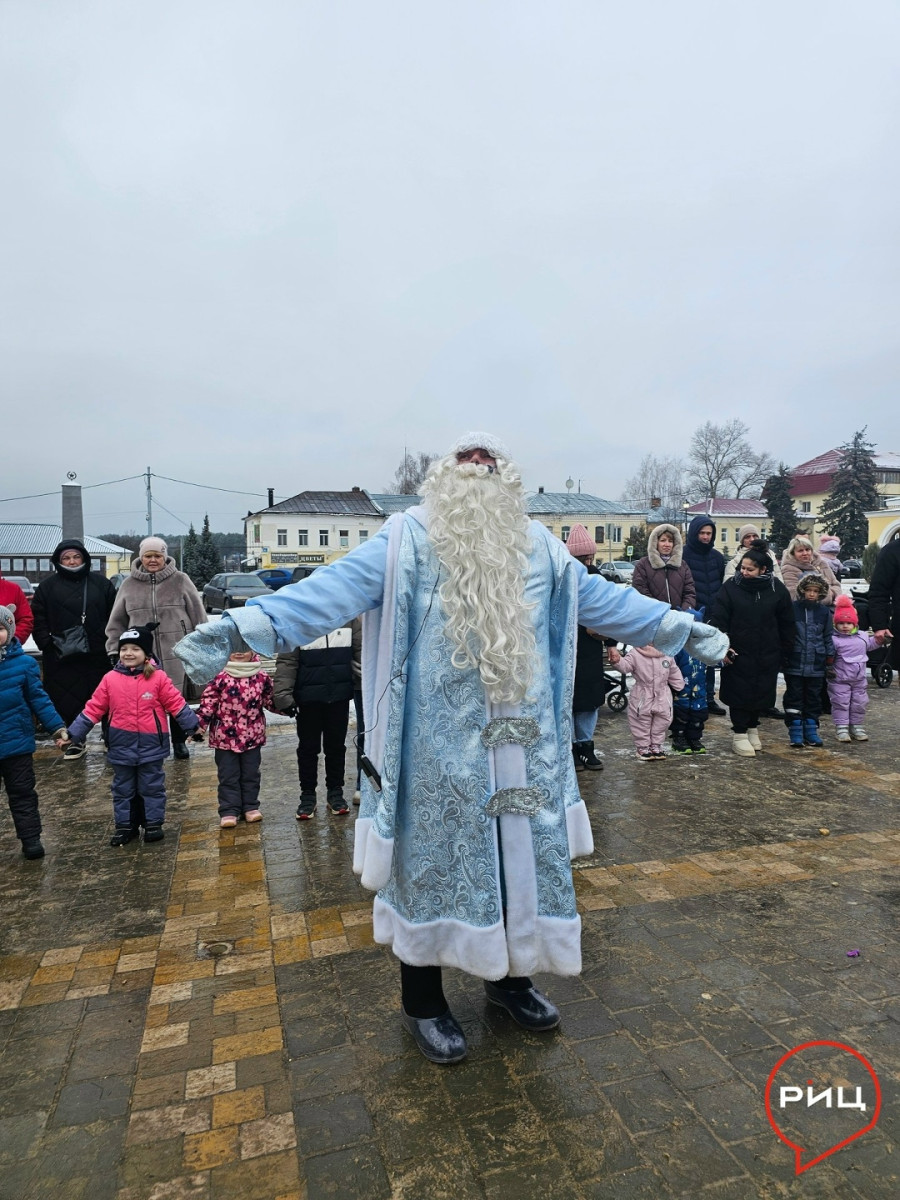 На центральной площади Боровска состоялось торжественное открытие городской новогодней ели