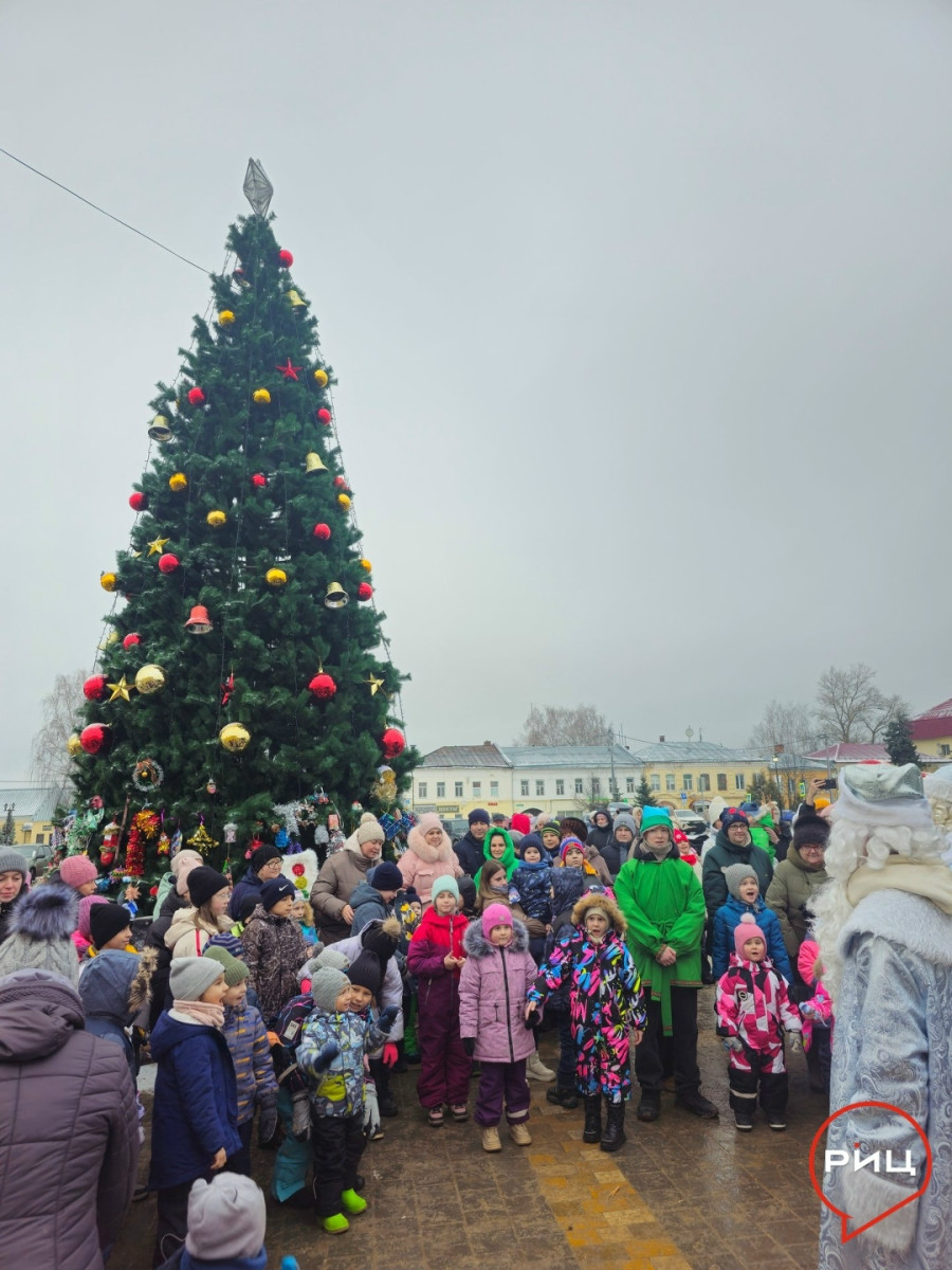 На центральной площади Боровска состоялось торжественное открытие городской новогодней ели