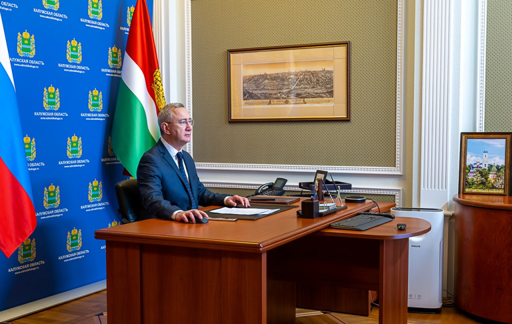 Владислав Шапша поручил профильным ведомствам в ближайшие дни очистить от снега дворовые территории