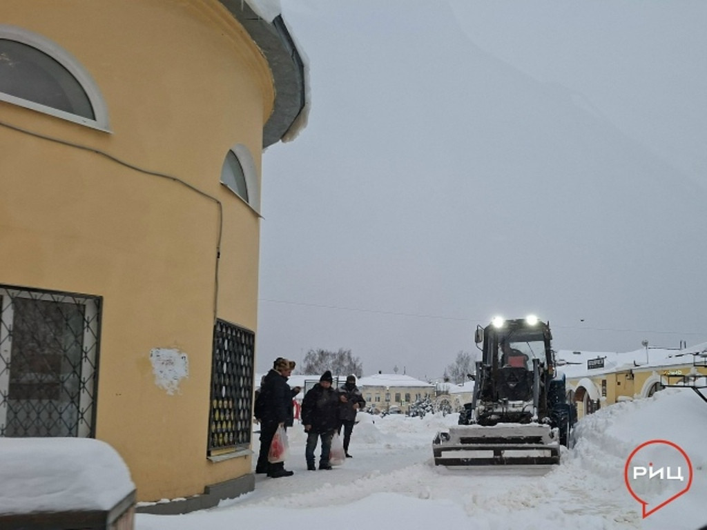 Коммунальщики продолжают освобождать Боровск из снежного плена