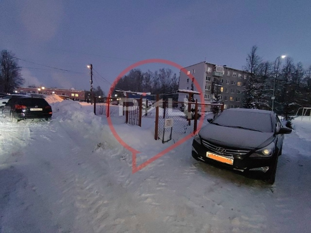 В заснеженных поселениях каждый автолюбитель ищет и старается сохранить хоть какой-то уголок для стоянки