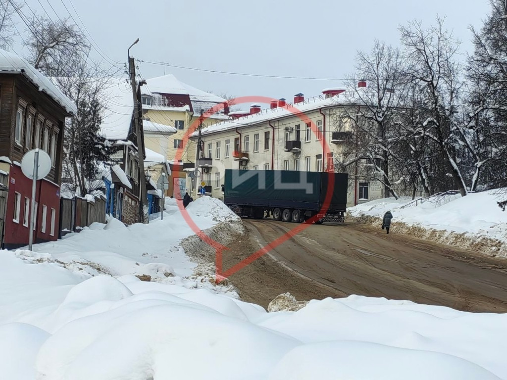 Традиционный затор на боровской Молчановке парализовал движение на улицах Коммунистической, Калужской и площади Ленина