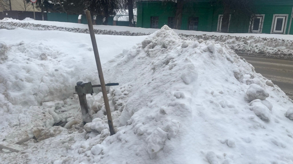 Сотрудники Водоканала приступили к ремонту колонки в Боровске на улице Коммунистической