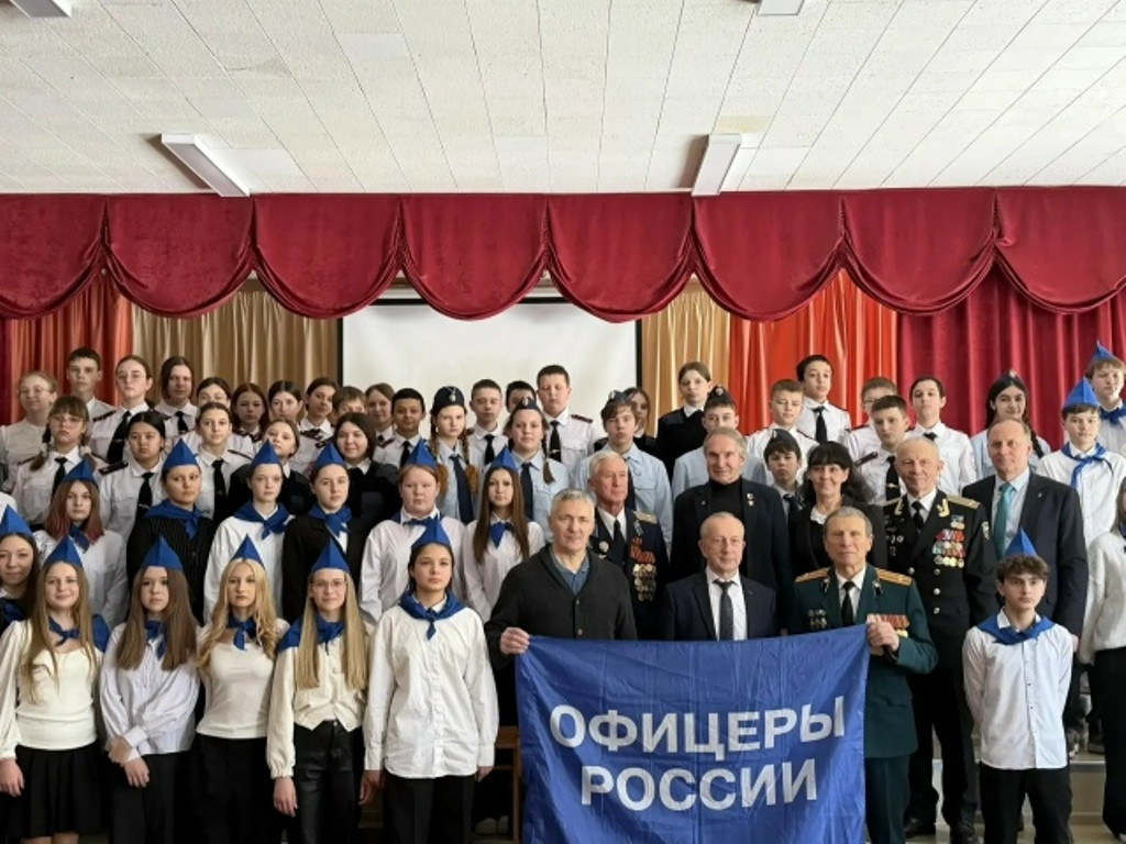 Отряды юных космонавтов «Энергия» и «Гагаринский» из митяевской и ноосферной школ Боровского округа встретились с Валерием ТОКАРЕВЫМ
