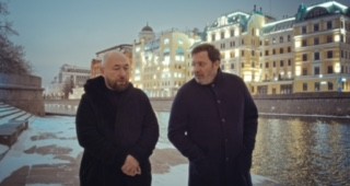 Премьеру документального сериала Сергея Минаева о России 2000-х покажут Wink и more.tv