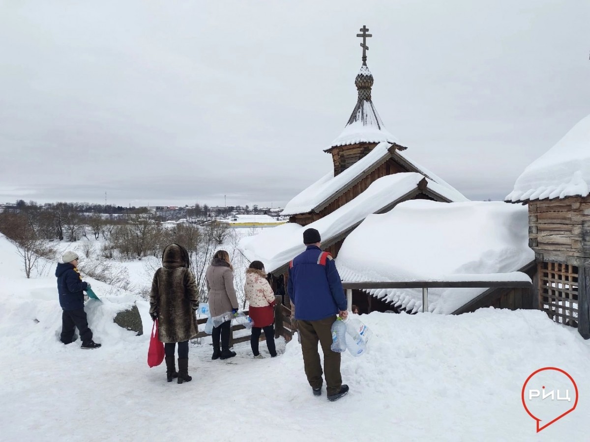 Православные верующие Боровска отмечают Крещение Господне традиционным отмыванием в купелях и набором воды в источниках