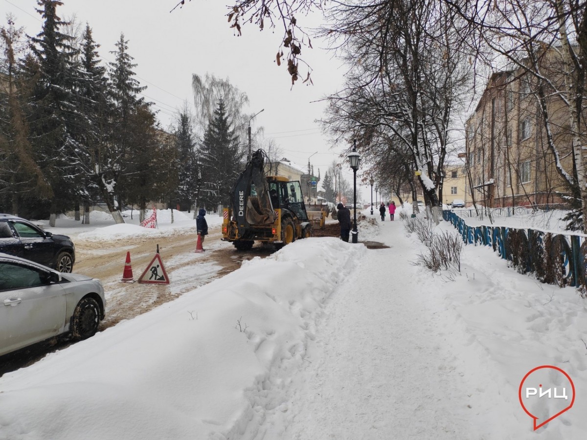 А в Боровске тем временем устраняют очередной порыв водопровода