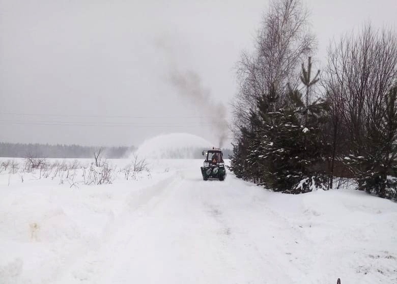 А в поселениях тем временем продолжают бороться со снегом