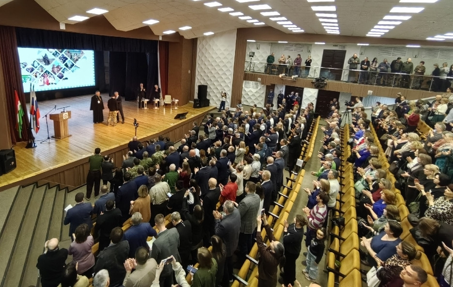 Им стоя рукоплескал весь зал!