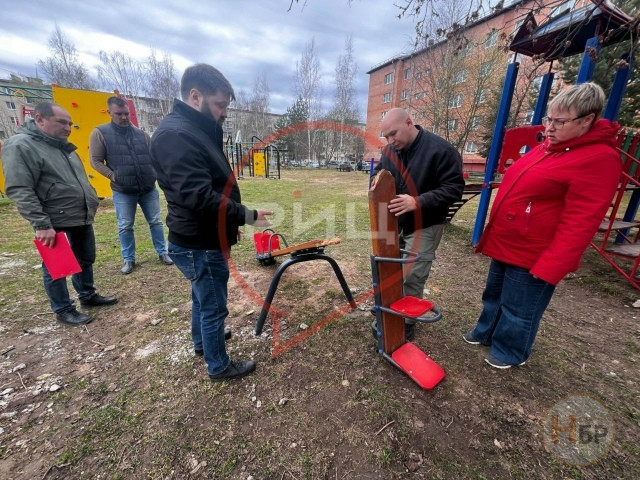 Сотрудники балабановского территориального управления и депутаты Боровского округа провели выездное совещание с представителями компании-подрядчика на детской площадке, расположенной между домами № 9 и 9а по улице Лесной