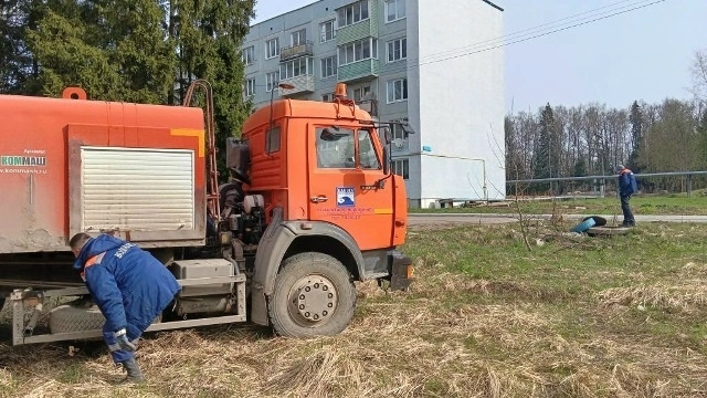 Сегодня сотрудники «Калугаоблаводоканала» устраняют засоры в трубопроводах балабановского «городка»