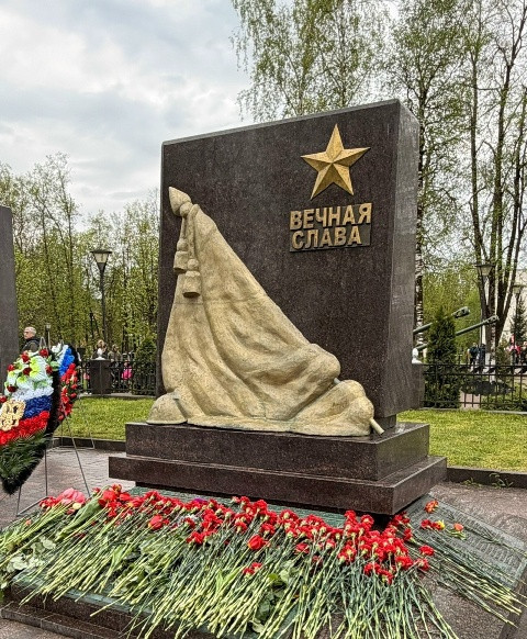 Цветы у обелисков