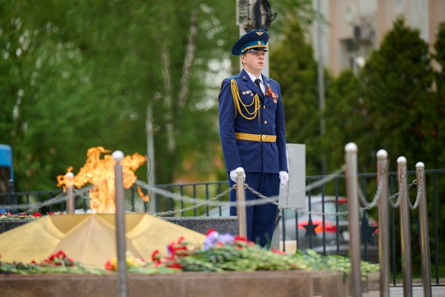 Цветы у обелисков
