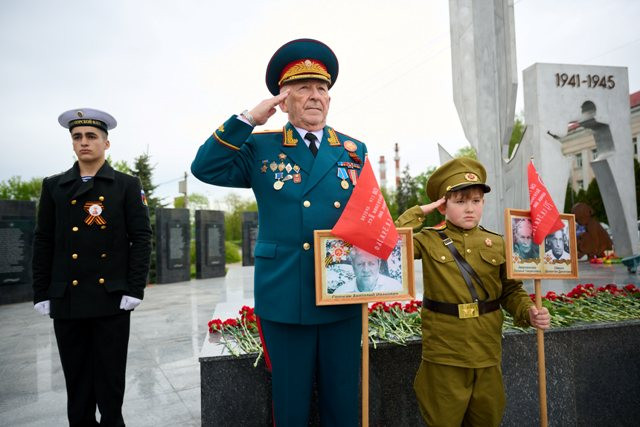 Цветы у обелисков