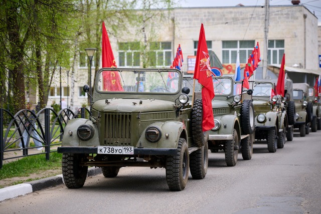 Цветы у обелисков