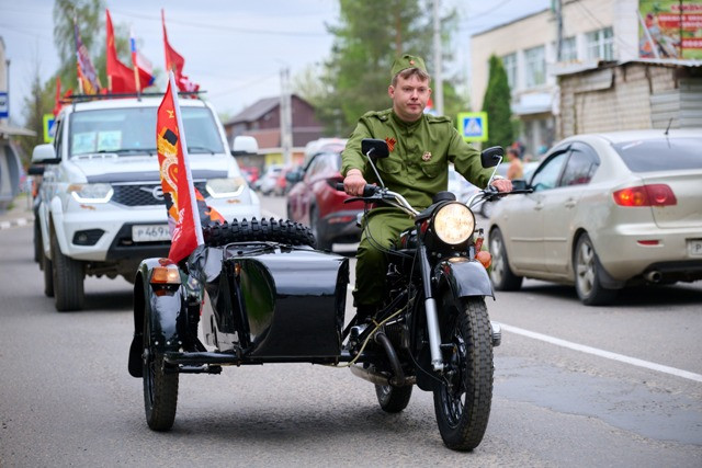 Цветы у обелисков