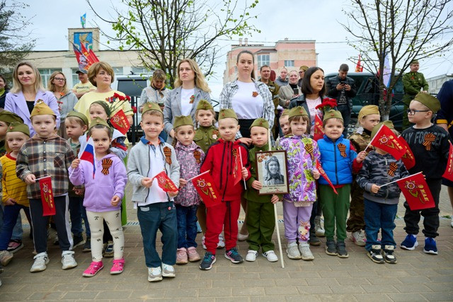 Цветы у обелисков