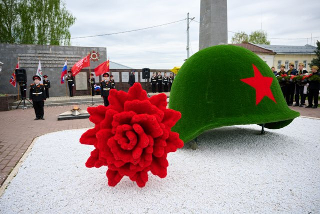 Цветы у обелисков