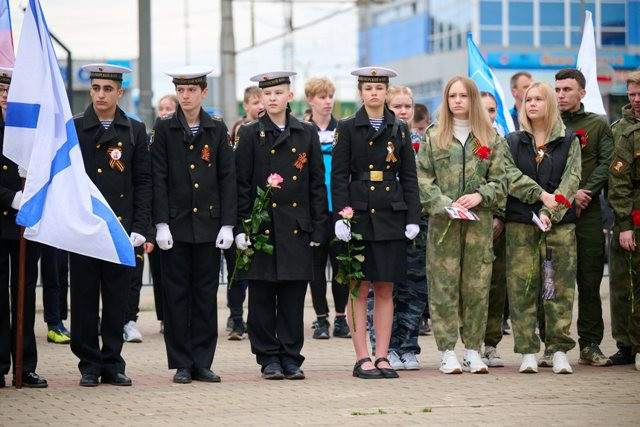 Цветы у обелисков