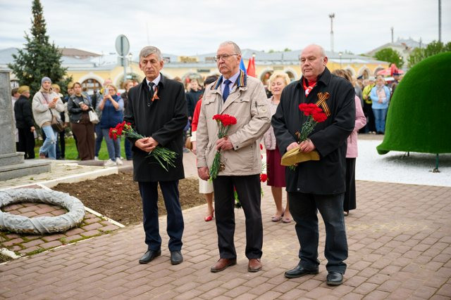 Цветы у обелисков
