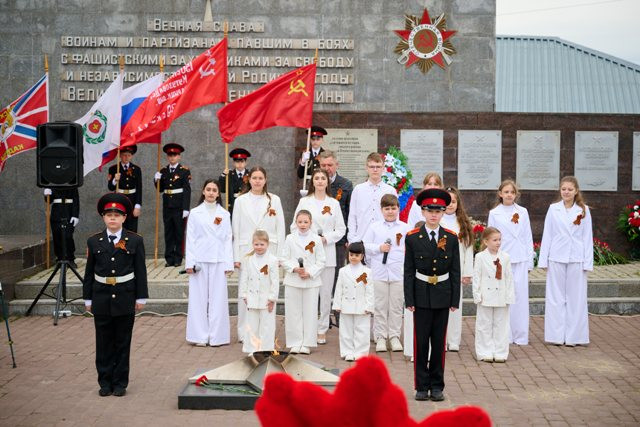 Цветы у обелисков