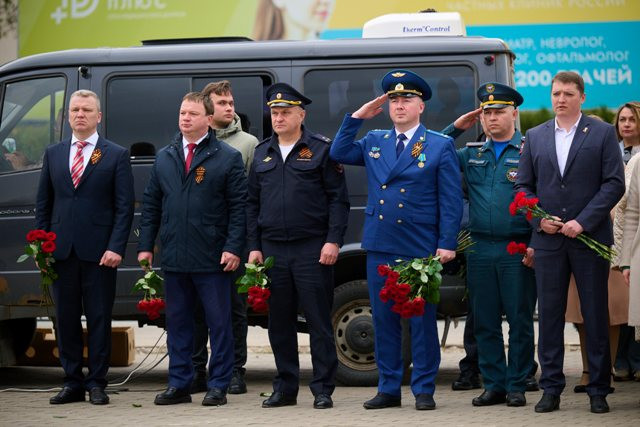 Цветы у обелисков