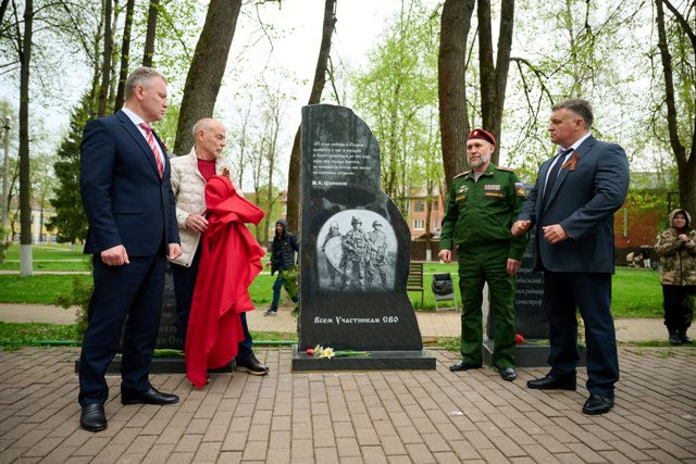 Цветы у обелисков