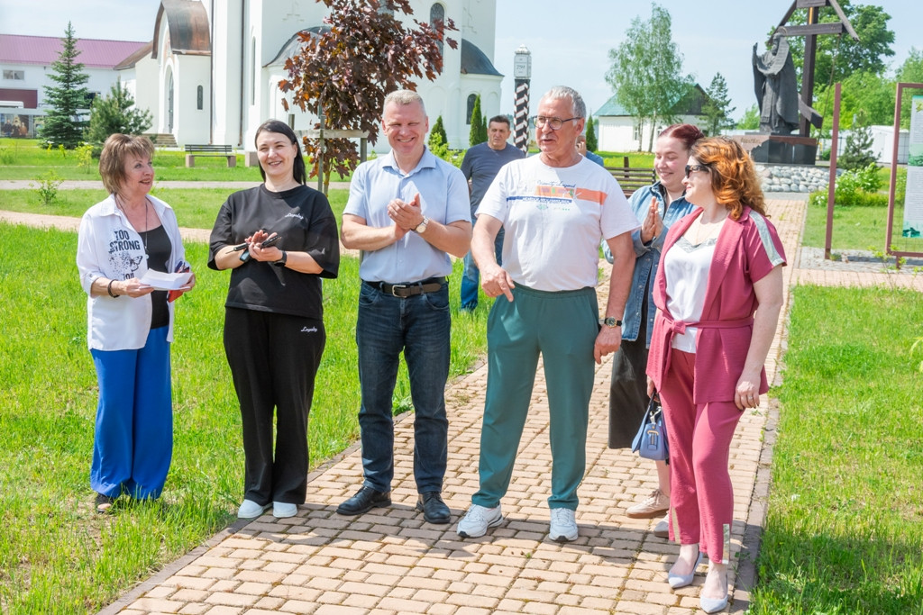 В будущее устремляя взгляд