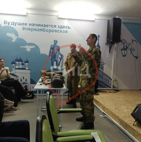 Руководители поискового отряда «Звезда» провели урок мужества для учеников 8 и 9 классов боровской первой школы