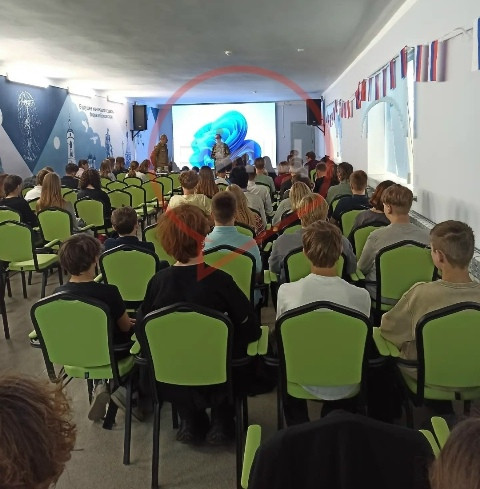 Руководители поискового отряда «Звезда» провели урок мужества для учеников 8 и 9 классов боровской первой школы