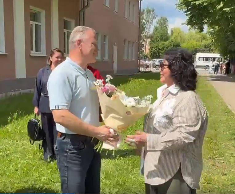 Глава Боровского округа с букетом цветов встретил народную артистку России Надежду БАБКИНУ