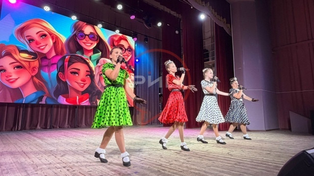 Они подняли флаг своего государства!