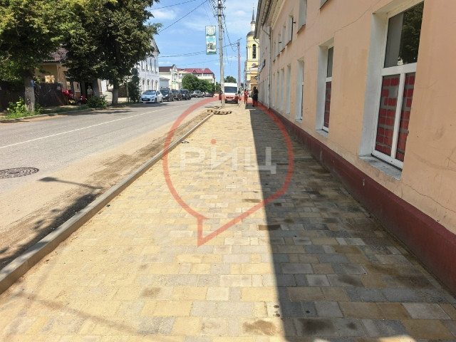 В Боровске подходят к завершению строительные работы по укладке тротуара на улице Ленина