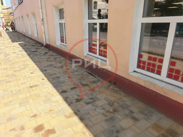 В Боровске подходят к завершению строительные работы по укладке тротуара на улице Ленина