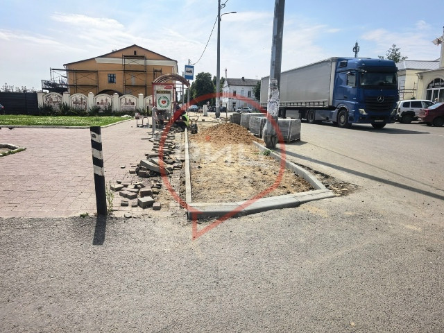 В Боровске подходят к завершению строительные работы по укладке тротуара на улице Ленина