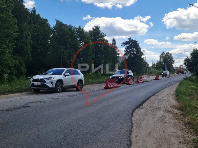 Глава Боровского округа Николай КАЛИНИЧЕВ отметил, что благодаря общественному и депутатскому контролю подрядчик, выполняющий ремонт дороги «Лапшинка – Кабицыно», находится в жестких рамках