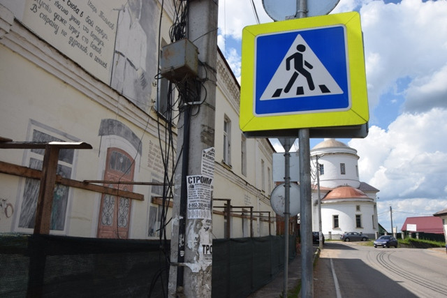 Висит на заборе, колышется ветром