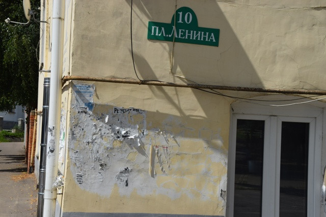 Висит на заборе, колышется ветром
